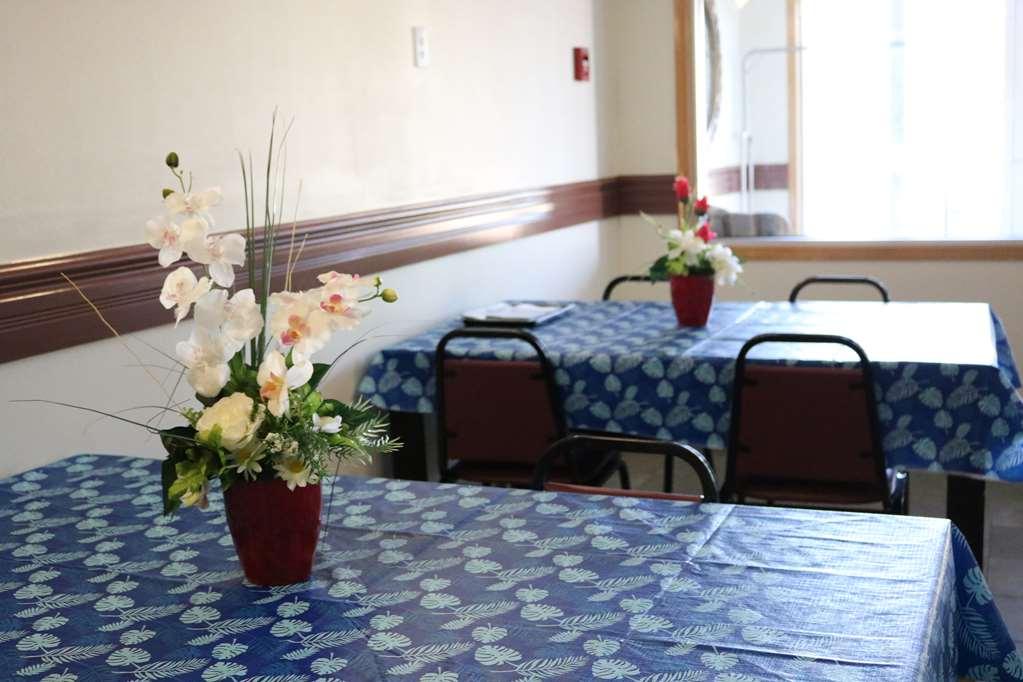 Nomad Hotel & Suites Fort Mcmurray Restoran fotoğraf